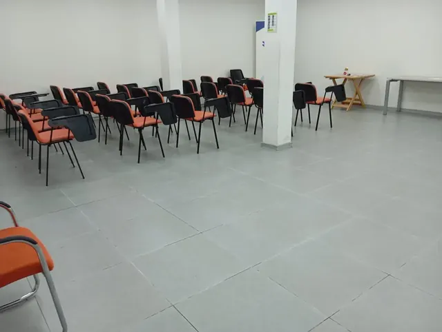 Registro fotográfico de ¿Cómo una nueva pintura transforma una sala de capacitaciones? El caso Frontel Angol · imagen 4 Registro fotográfico de ¿Cómo una nueva pintura transforma una sala de capacitaciones? El caso Frontel Angol · imagen 4