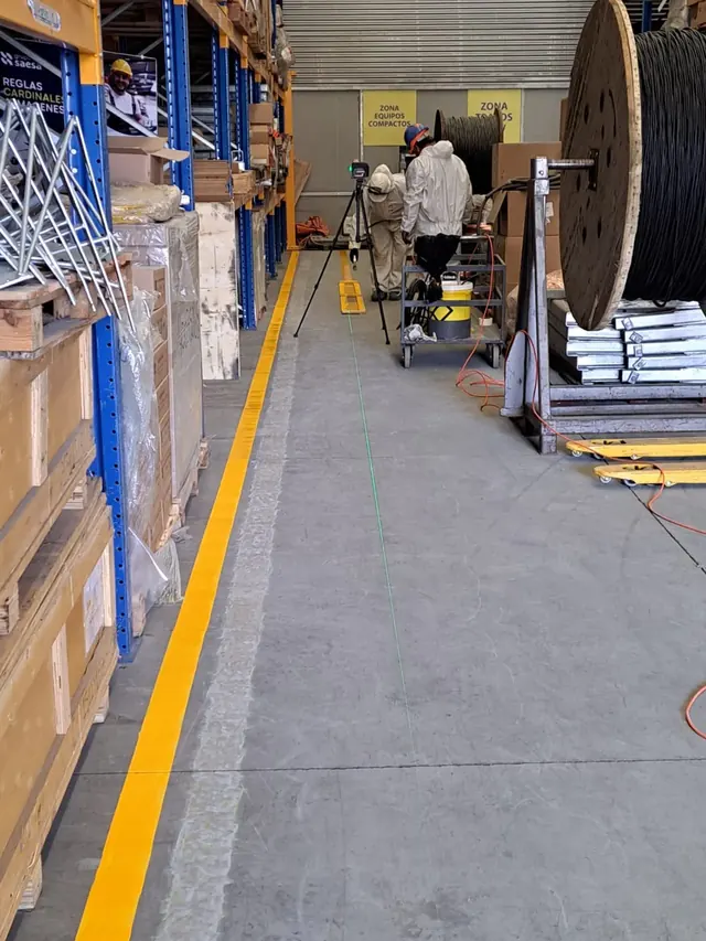 Proyecto de señalización que incorpora rutas peatonales seguras, integrando los lineamientos del DS 594 y las mejores prácticas de prevención de riesgos en obras industriales. Señalización de tránsito peatonal en bodega industrial