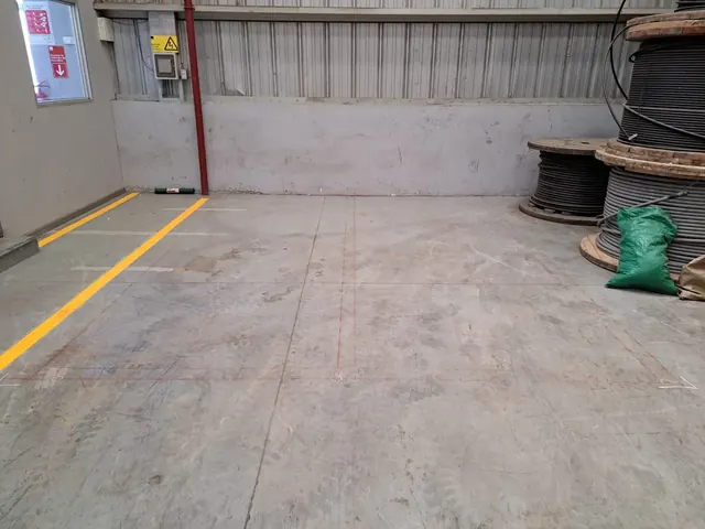 Imagen panorámica que muestra el resultado final del proyecto de demarcación, reflejando la calidad del trabajo ejecutado por Altos de Arauco Contratistas y el impacto positivo en la seguridad del recinto. Bodega Frontel Coronel con demarcación renovada