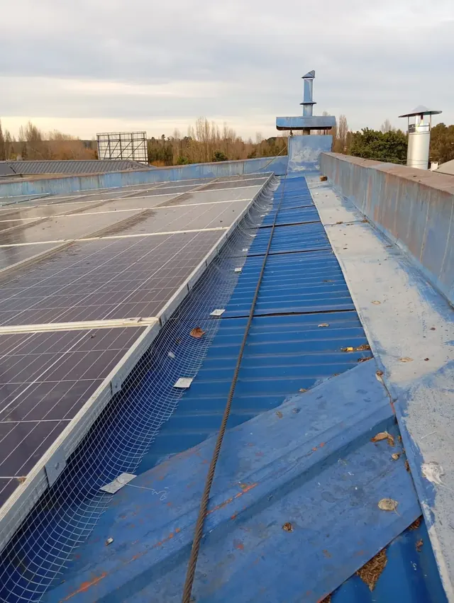 Vista general de la cubierta con paneles solares durante labores de mantenimiento y limpieza realizadas por Altos de Arauco en oficinas Frontel Angol. Cubierta con paneles solares durante limpieza y mantenimiento preventivo.