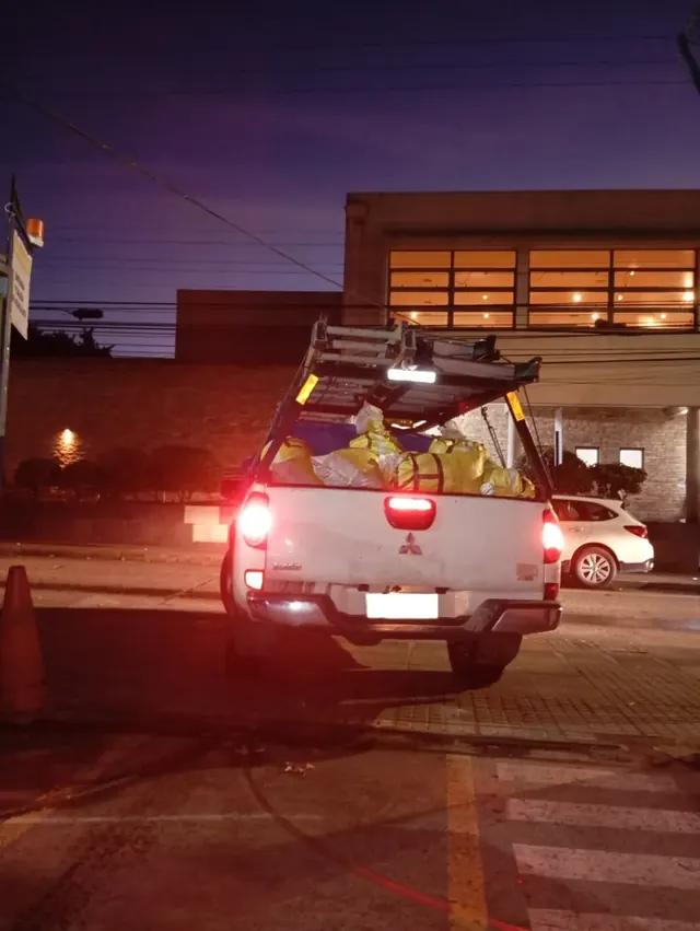 Vehículo de servicio trasladando materiales y residuos al finalizar labores de limpieza. Vehículo de servicio trasladando materiales y residuos al finalizar labores de limpieza.
