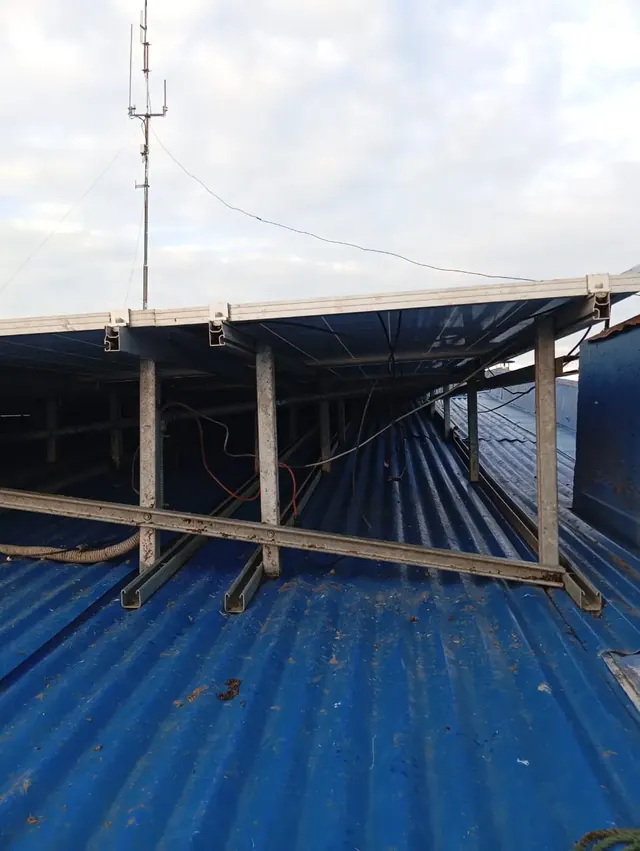 Verificación estructural de soportes y superficie posterior a la limpieza de techumbre. Estructura metálica de paneles solares inspeccionada tras limpieza.