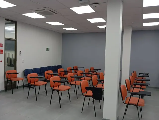 Registro fotográfico de ¿Cómo una nueva pintura transforma una sala de capacitaciones? El caso Frontel Angol · imagen 6 Registro fotográfico de ¿Cómo una nueva pintura transforma una sala de capacitaciones? El caso Frontel Angol · imagen 6