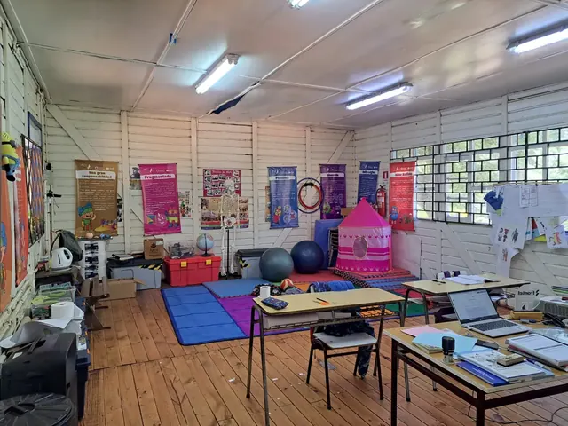 Vista general del aula de la Escuela Rural Bellavista previo a la intervención de mejoramiento estructural y térmico realizada por Altos de Arauco. Aula escolar con mobiliario y materiales antes del proyecto de mejoramiento en Quilaco.