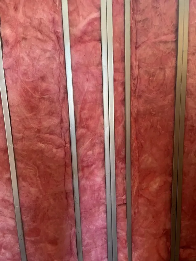 Muros interiores con lana de vidrio de alta densidad instalada por Altos de Arauco.