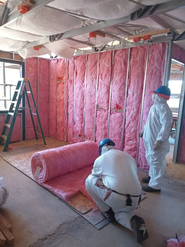 Personal técnico de Altos de Arauco utilizando equipos de protección personal durante instalación de aislación térmica. Personal técnico de Altos de Arauco utilizando equipos de protección personal durante instalación de aislación térmica.
