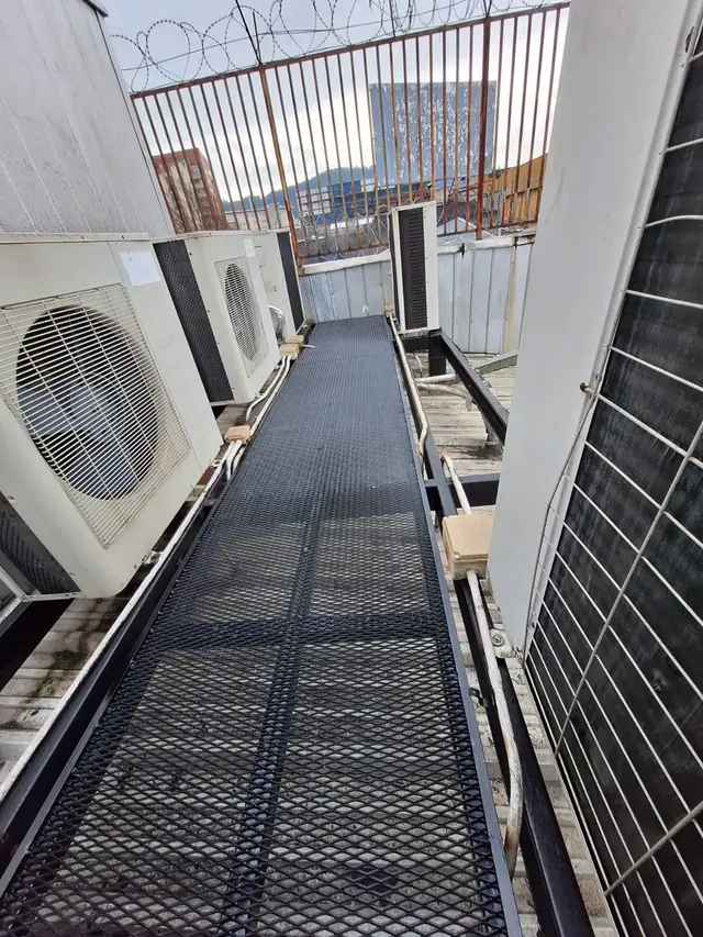 Pasarela GS42 terminada y operativa para mantenimiento. Acceso técnico metálico tipo pasarela GS42 instalado en techo de Cruz Verde Temuco.