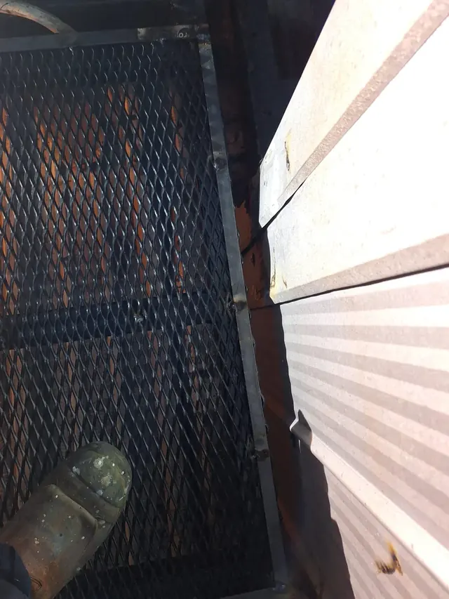 Resultado final del mantenimiento estructural preventivo. Vista aérea de las estructuras metálicas y equipos de aire restaurados.