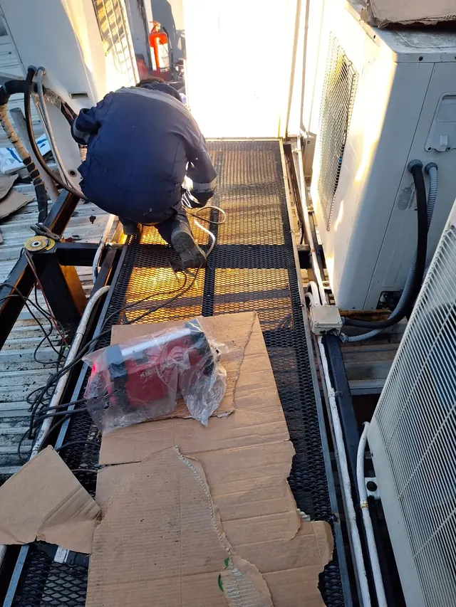 Nueva pasarela transitable para trabajos de mantenimiento seguro. Pasarela metálica transitable instalada entre equipos de aire para mantenimiento seguro.