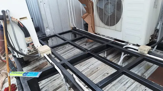 Aplicación del sistema de pintura triple acción para protección y acabado. Proceso de pintura anticorrosiva y esmalte de terminación en estructura metálica para equipos de aire.