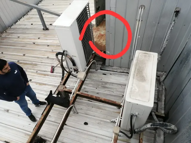 Supervisión técnica antes del proceso de mantenimiento preventivo. Supervisor de Altos de Arauco evaluando estructura metálica de soporte de aire acondicionado.