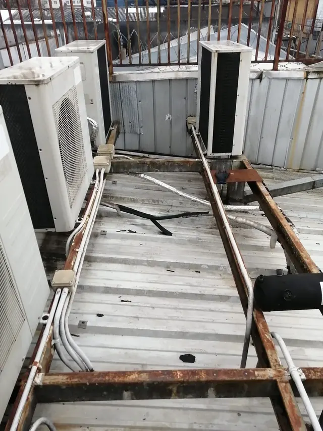 Estado inicial de la estructura antes del tratamiento anticorrosivo. Estructura metálica corroída antes del mantenimiento preventivo de equipos de aire en Cruz Verde Temuco.