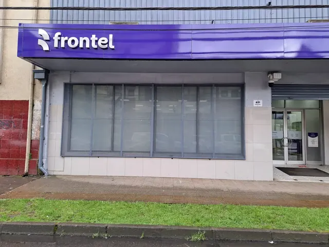 Fachada original de Frontel Temuco cubierta con planchas metálicas antes de la renovación. Fachada original de Frontel Temuco cubierta con planchas metálicas antes de la renovación.