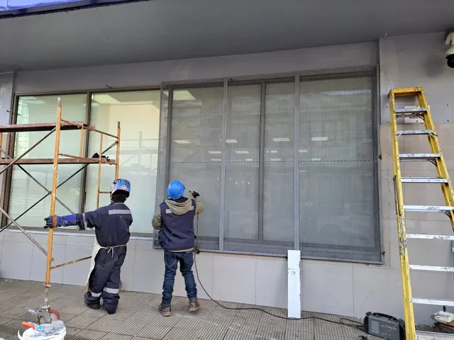 Instalación de base estructural metálica. Operarios de Altos de Arauco instalando base estructural para nueva fachada metálica.