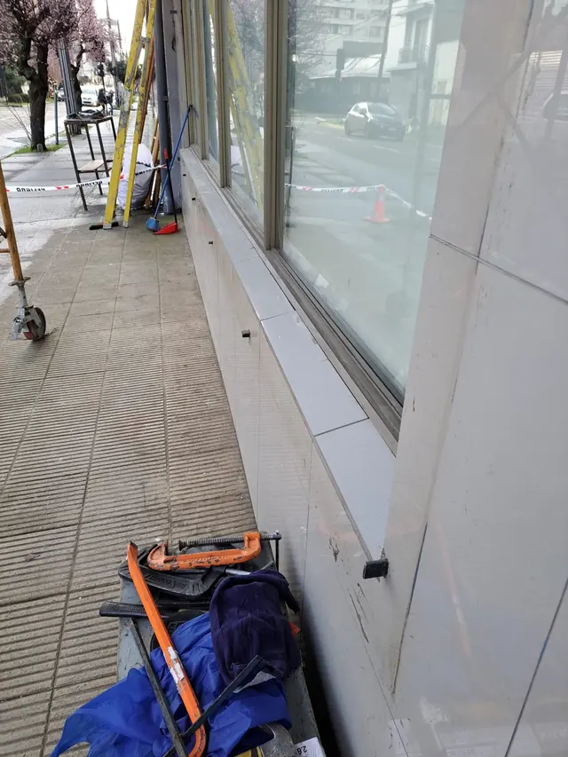 Retiro de paneles anteriores previo a la instalación de nueva estructura. Personal técnico retirando paneles antiguos de protección en sucursal Frontel Temuco.
