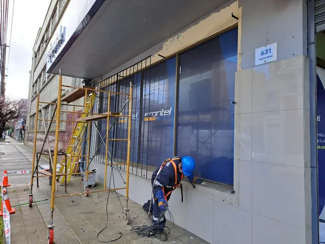 Proceso de instalación de estructura metálica de seguridad. Personal técnico de Altos de Arauco instalando paneles de malla GS42 en fachada de Frontel Temuco.