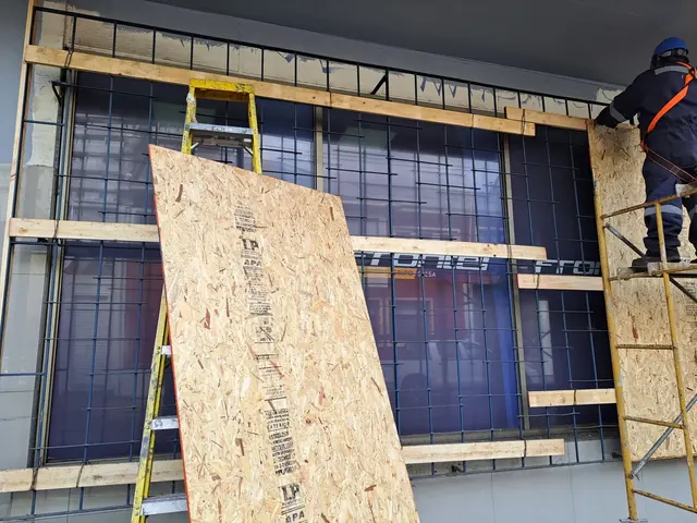 Instalación completa de estructura con malla GS42. Fachada de Frontel Temuco con estructura GS42 instalada por Altos de Arauco.