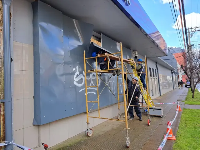 Detalle de acabado metálico y fijación a muro. Vista lateral de estructura metálica con acabado en pintura anticorrosiva instalada por Altos de Arauco.