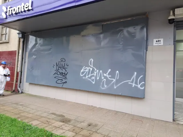 Fachada renovada con estructura metálica de alta durabilidad y malla GS42. Fachada principal de Frontel Temuco renovada con estructura metálica y malla desplegada GS42.