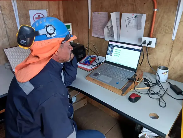 Trabajador de Altos de Arauco realizando curso de capacitación ACHS sobre seguridad laboral en modalidad e-learning. Trabajador de Altos de Arauco realizando curso de capacitación ACHS sobre seguridad laboral en modalidad e-learning.