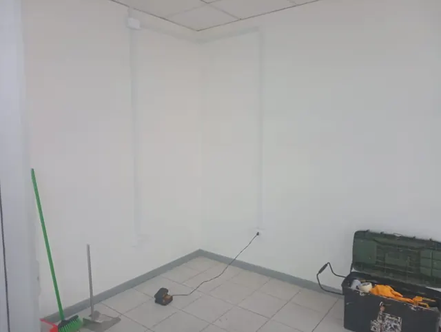 Instalación eléctrica y luminarias en oficina. Técnicos de Altos de Arauco trabajando en terminaciones e instalación de luminarias en oficina.