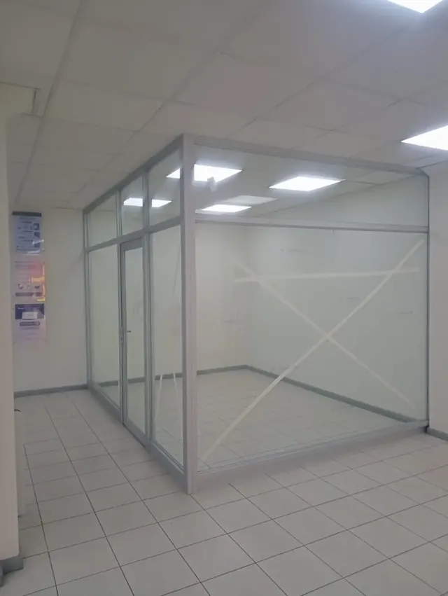 Oficina implementada lista para su uso. Oficina terminada con estructura de aluminio, paredes de vidrio y piso cerámico.