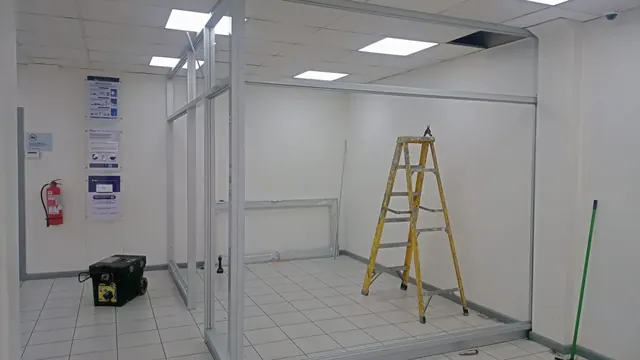 Armado de tabiquería de aluminio y vidrio en oficina. Montaje de tabiquería de aluminio y cristal para nueva oficina de atención al público.