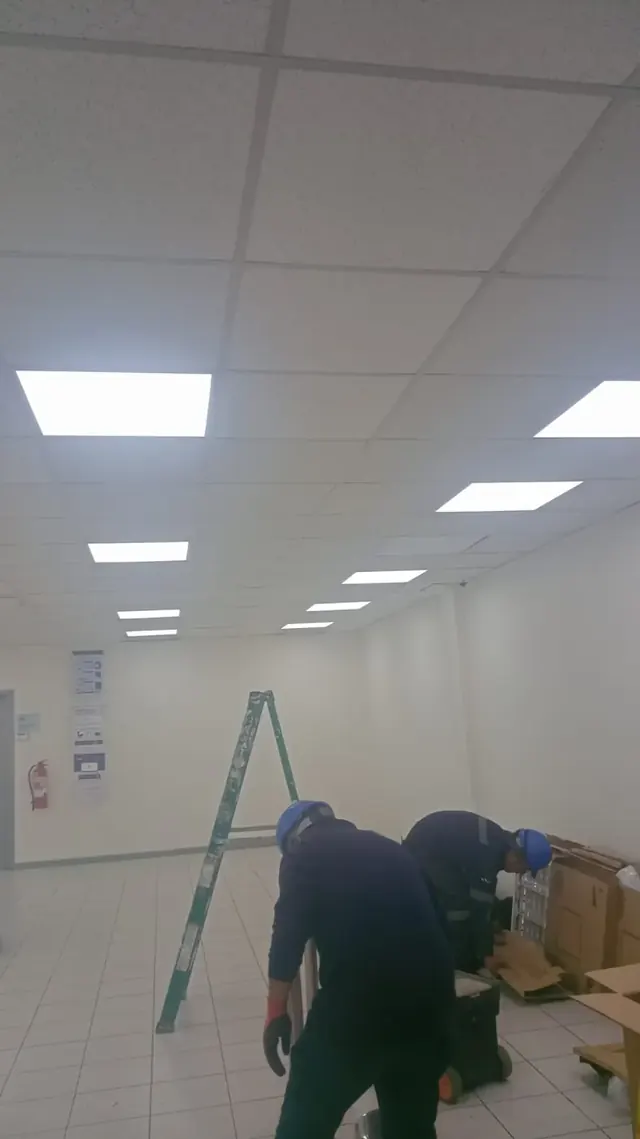 Instalación de estructura metálica de oficina interior. Instalación de estructura metálica y tabiquería de aluminio en nueva oficina para atención al público.