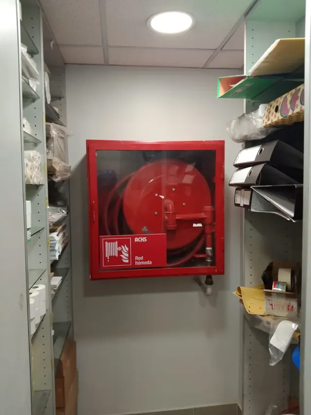 Área técnica inspeccionada y reparada tras mantenimiento menor. Área técnica con gabinete de red húmeda inspeccionada durante mantenimiento de emergencia.
