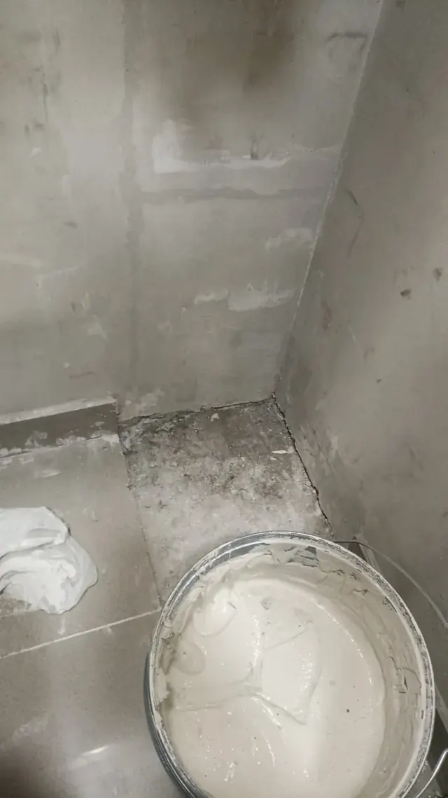 Restauración de muros y sellado preventivo. Muro reparado con terminaciones de estuco y sellado posterior a filtración.