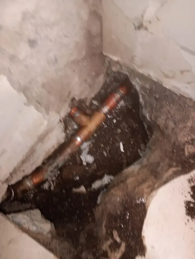 Reparación de cañería de cobre detectada como causa de la filtración. Cañería de cobre rota reparada durante mantenimiento de emergencia en farmacia Cruz Verde.