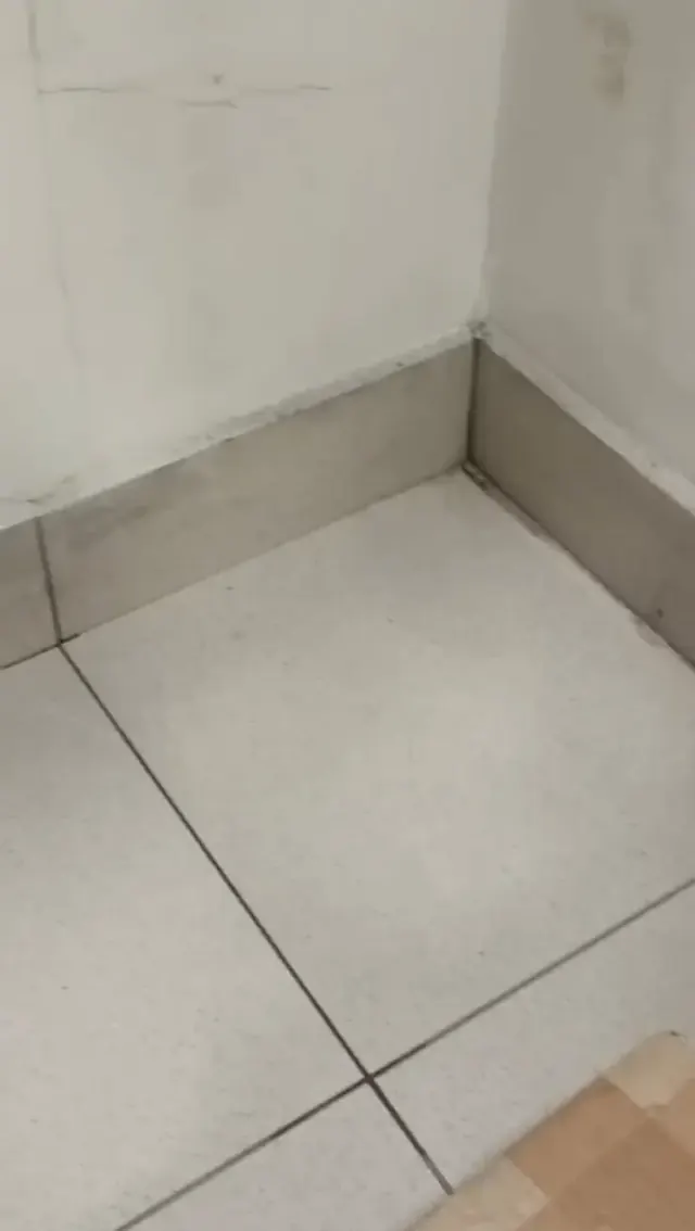 Muro afectado por filtración de agua previo a la reparación. Muro con filtración de agua detectada durante inspección en farmacia Cruz Verde.