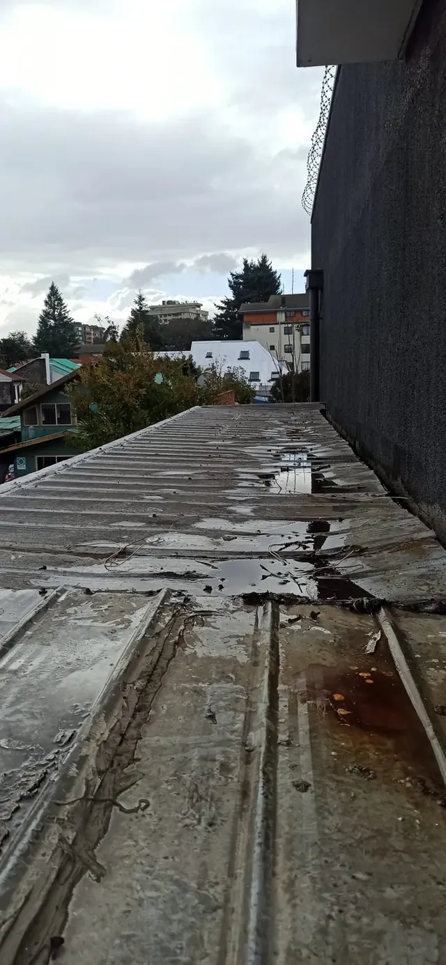 Filtraciones y acumulación de agua en marquesina de sucursal Cruz Verde en Temuco antes del mantenimiento estructural realizado por Altos de Arauco.