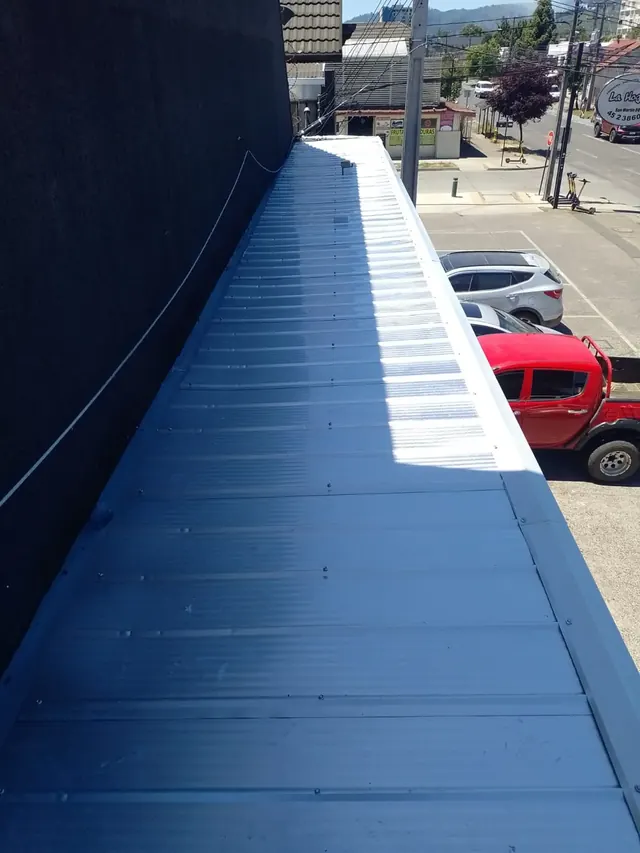 Retiro de planchas deterioradas en marquesina de sucursal Cruz Verde en Temuco.
