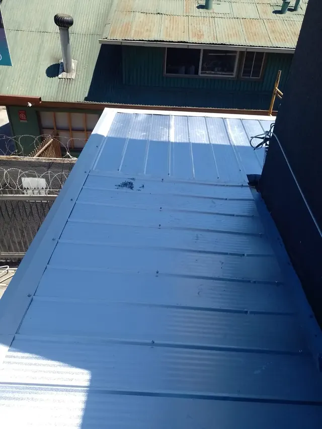 Estructura de marquesina expuesta tras retiro de cubierta en farmacia Cruz Verde Temuco.