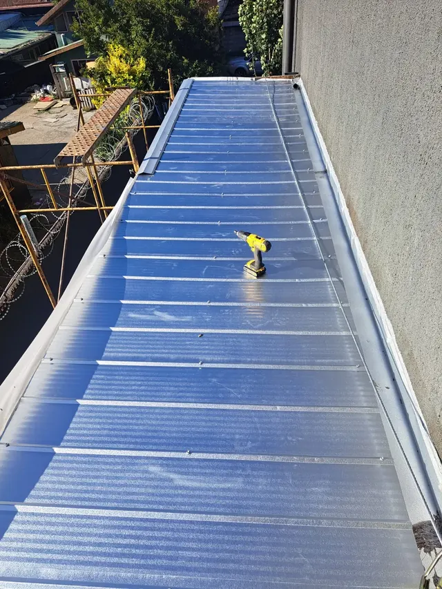 Preparación de superficie y estructura para instalación de nueva cubierta en marquesina Cruz Verde Temuco.