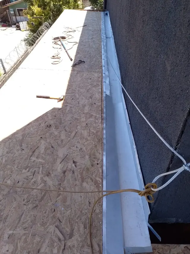 Instalación de planchas Zincalum 5V en marquesina de farmacia Cruz Verde Temuco.