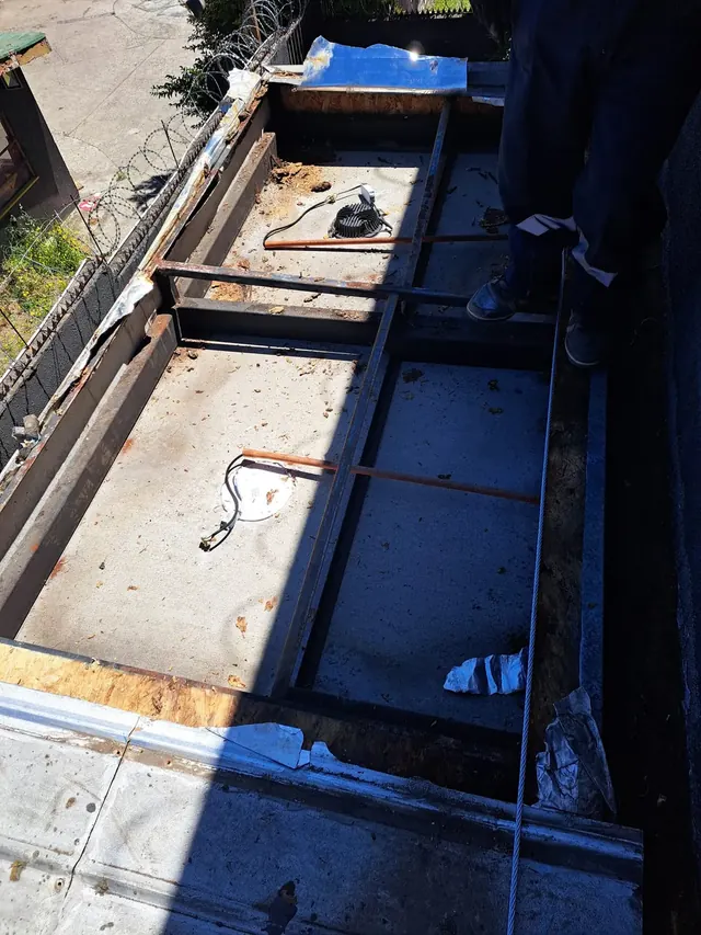 Avance en instalación de cubierta metálica Zincalum en marquesina Cruz Verde Temuco.