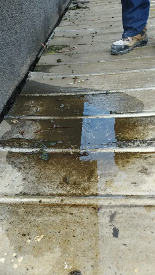 Comparación del estado de marquesina antes y después del mantenimiento realizado por Altos de Arauco en Temuco.