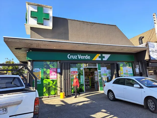 Fachada farmacia Cruz Verde Temuco antes de mantenimiento de marquesina Fachada farmacia Cruz Verde Temuco antes de mantenimiento de marquesina