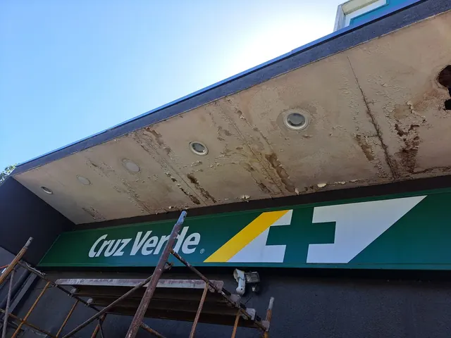 Cielo de marquesina con pintura descascarada en Cruz Verde