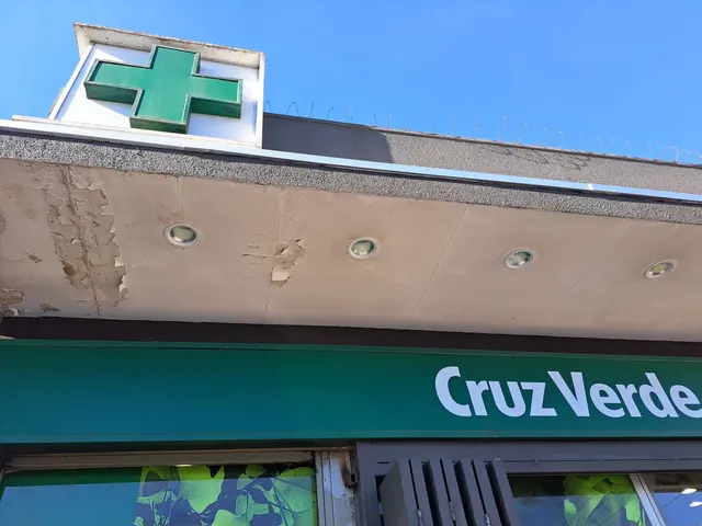 Desgaste estructural en marquesina de farmacia en Temuco