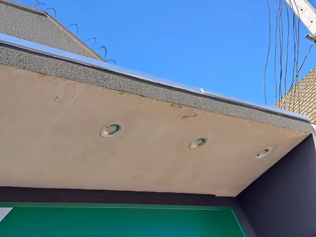 Detalle de cielo exterior con fisuras en Cruz Verde
