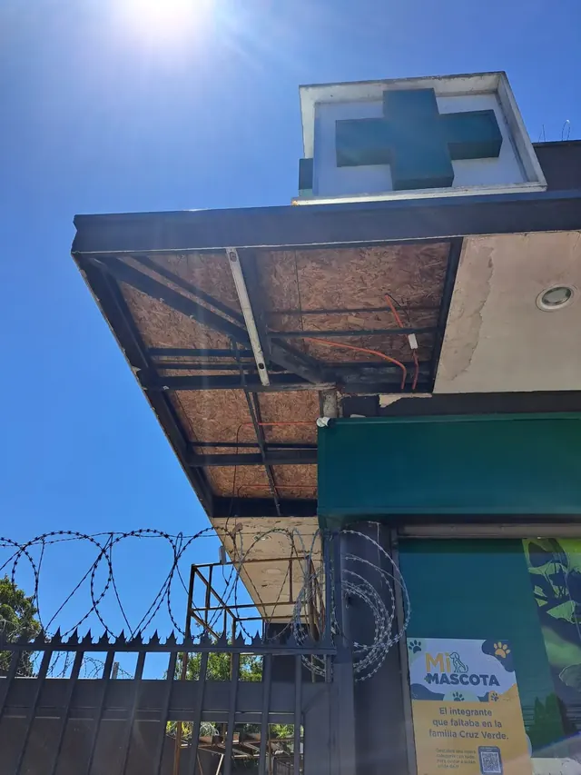 Estructura interna de marquesina durante mantenimiento