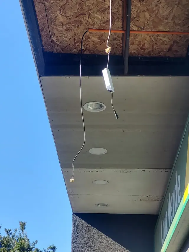 Instalación eléctrica provisoria en proceso de renovación
