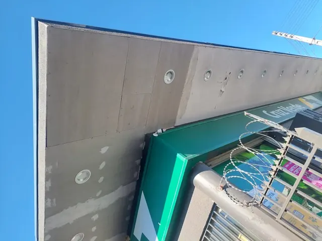 Cielo de marquesina reparado y pintado en Cruz Verde Temuco
