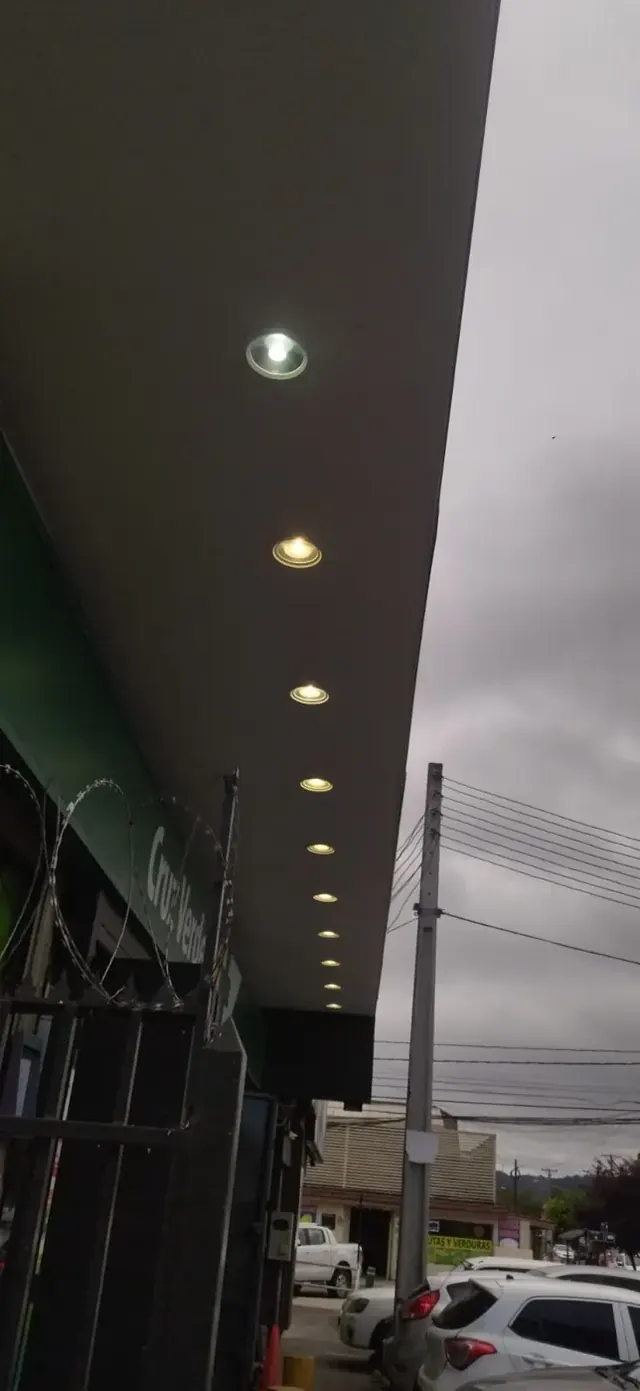 Iluminación exterior funcionando en marquesina Cruz Verde