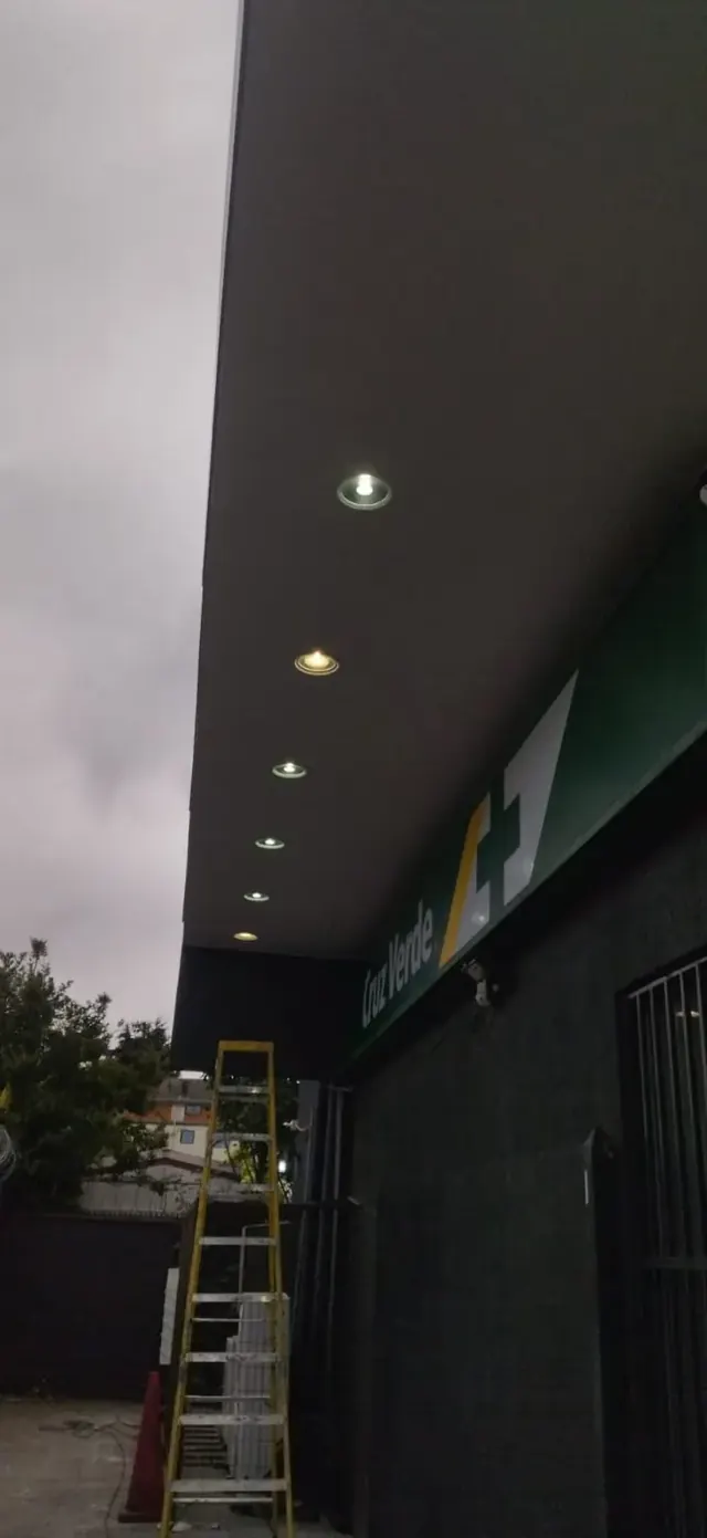 Detalle de luminarias LED instaladas en marquesina