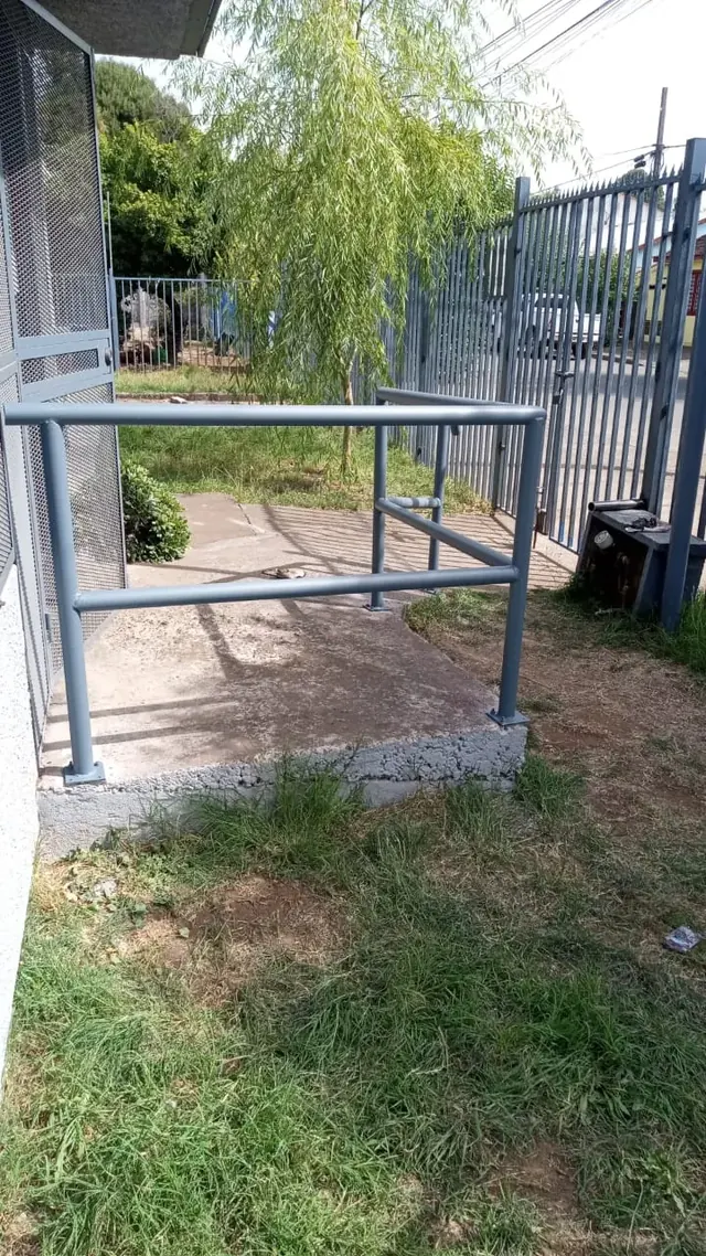 Detalles de la fijación al piso de la baranda estructural para alto flujo peatonal. Detalles de la fijación al piso de la baranda estructural para alto flujo peatonal.