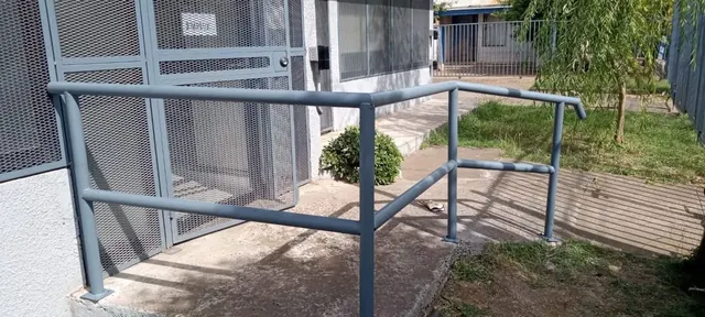 Baranda de protección perimetral lista para operaciones seguras en sucursal Frontel. Baranda de protección perimetral lista para operaciones seguras en sucursal Frontel.